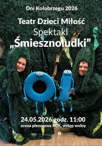 Plakat Dni Kołobrzegu 2026 Teatr Dzieci Miłość Spektakl Śmiesznoludki Plakat przedstawiający dwoje dorosłych w zielonych, futrzanych kostiumach z liści, uśmiechniętych, trzymających niebieskie, kreskówkowe postacie: okrągłą i podłużną. Reklamuje spektakl